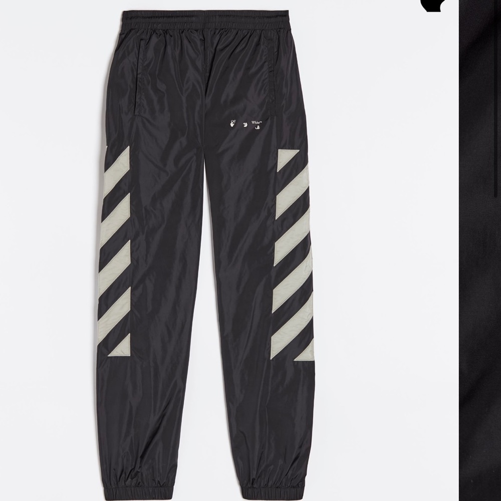 Hello , I’m selling this NEW off White black sweatpants